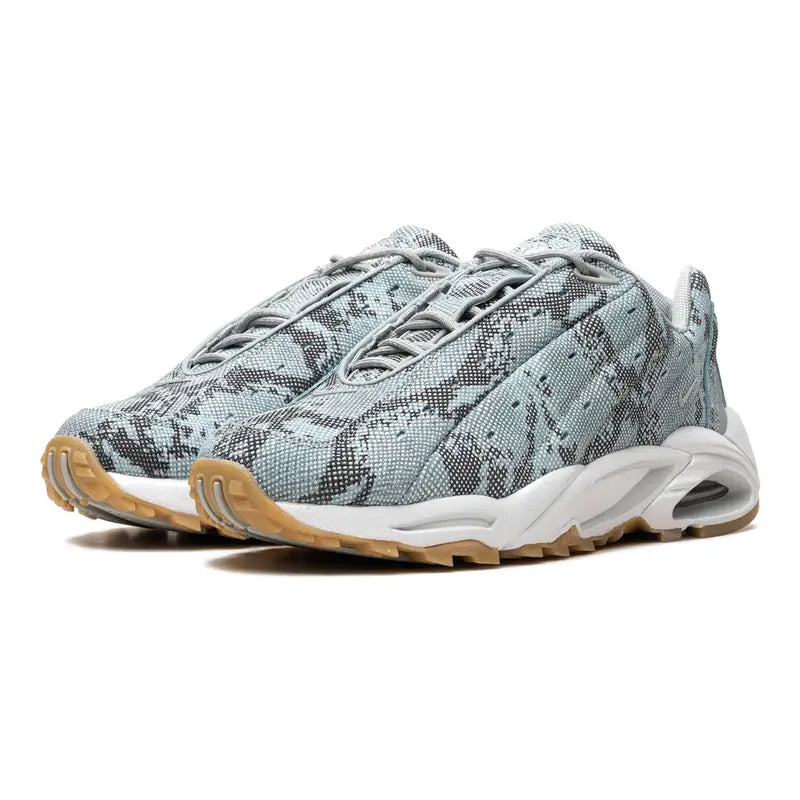 NOCTA x Nike Hot Step Air Terra Sneaker: Hellgrau 'Snakeskin' Edition