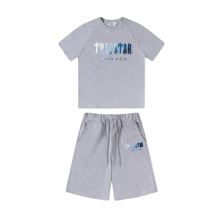 Trapstar Decoded Ice Shorts Set: Stilvolles Grau-Blau Chenille Sportswear Freizeit Set