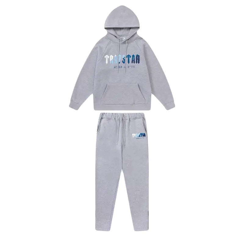 Trapstar Decoded Ice Chenille Trainingsanzug Grau – Luxuriöses Streetwear Set für Herren