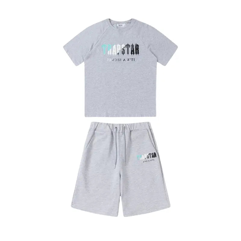 Trapstar Decoded Graues Chenille Kurzset - Stilvolles Sommer Streetwear Outfit Herren