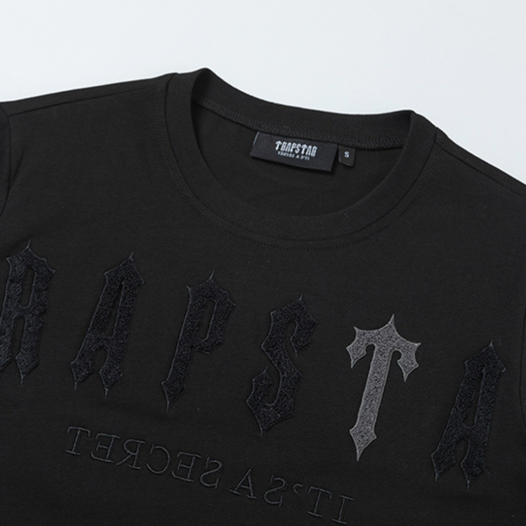 Trapstar Decoded Arch Triple Black Kurzes Set: Stylisches Streetwear Outfit Herren