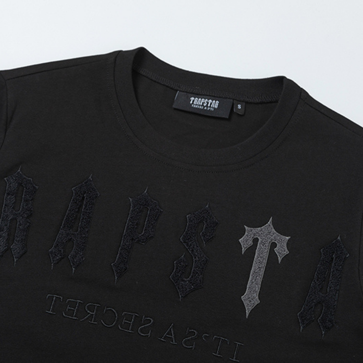 Trapstar Decoded Arch Triple Black Kurzes Set: Stylisches Streetwear Outfit Herren