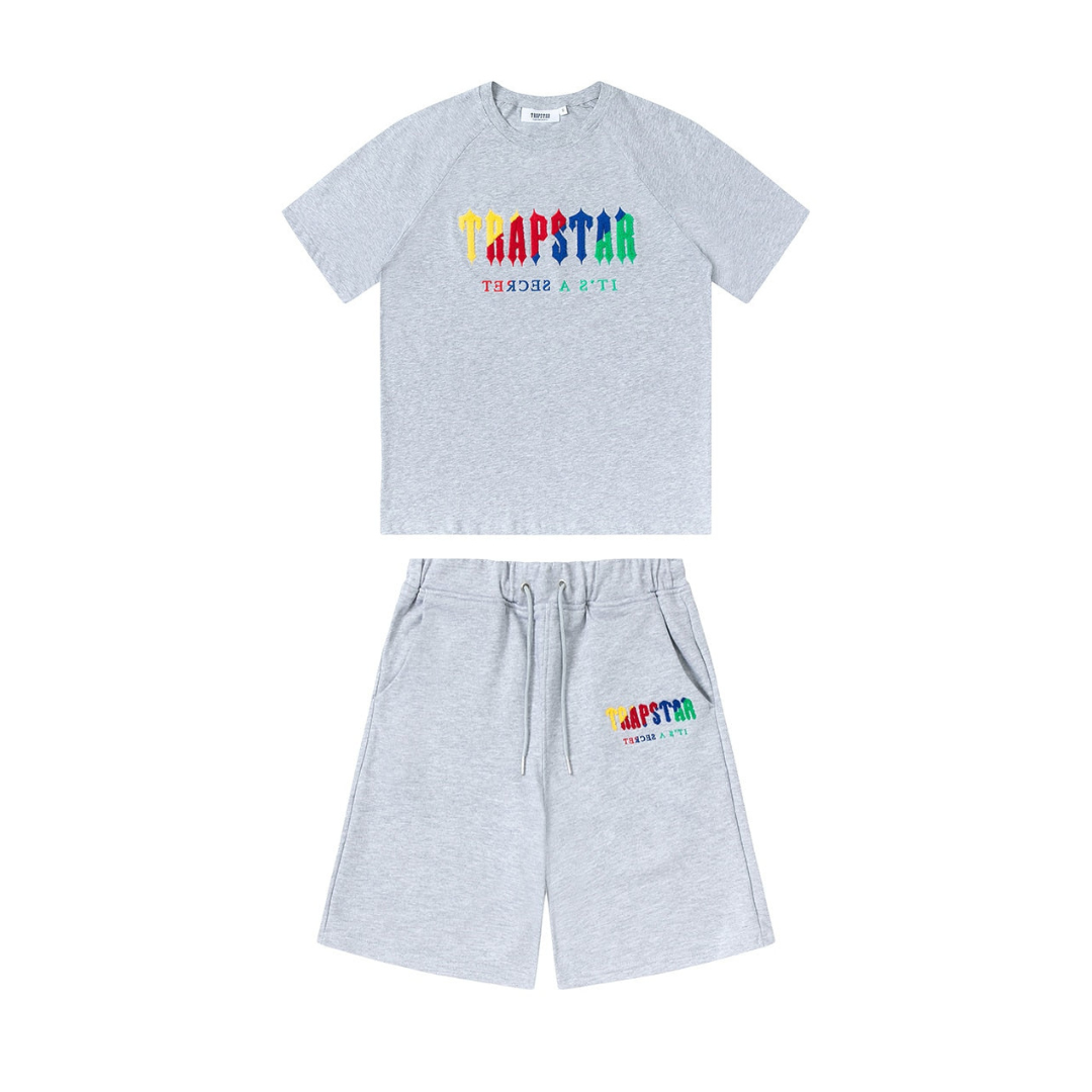 Trapstar Decoded Chenille Kurz-Set Grau Rot – Premium Streetwear Freizeit-Outfit