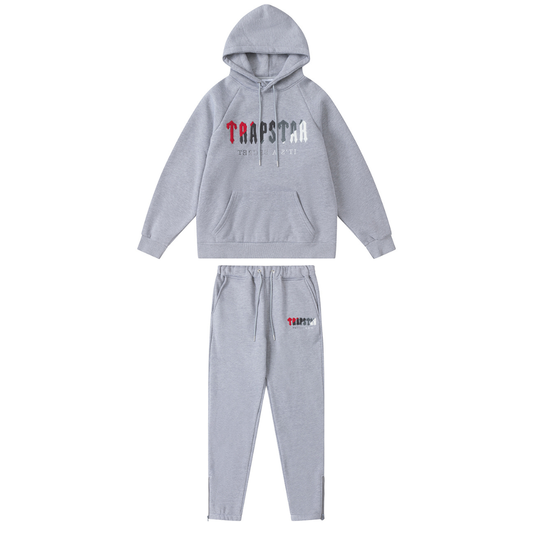 Trapstar Decoded Grauer Trainingsanzug – Stilvoller Streetwear Freizeitanzug mit Logo