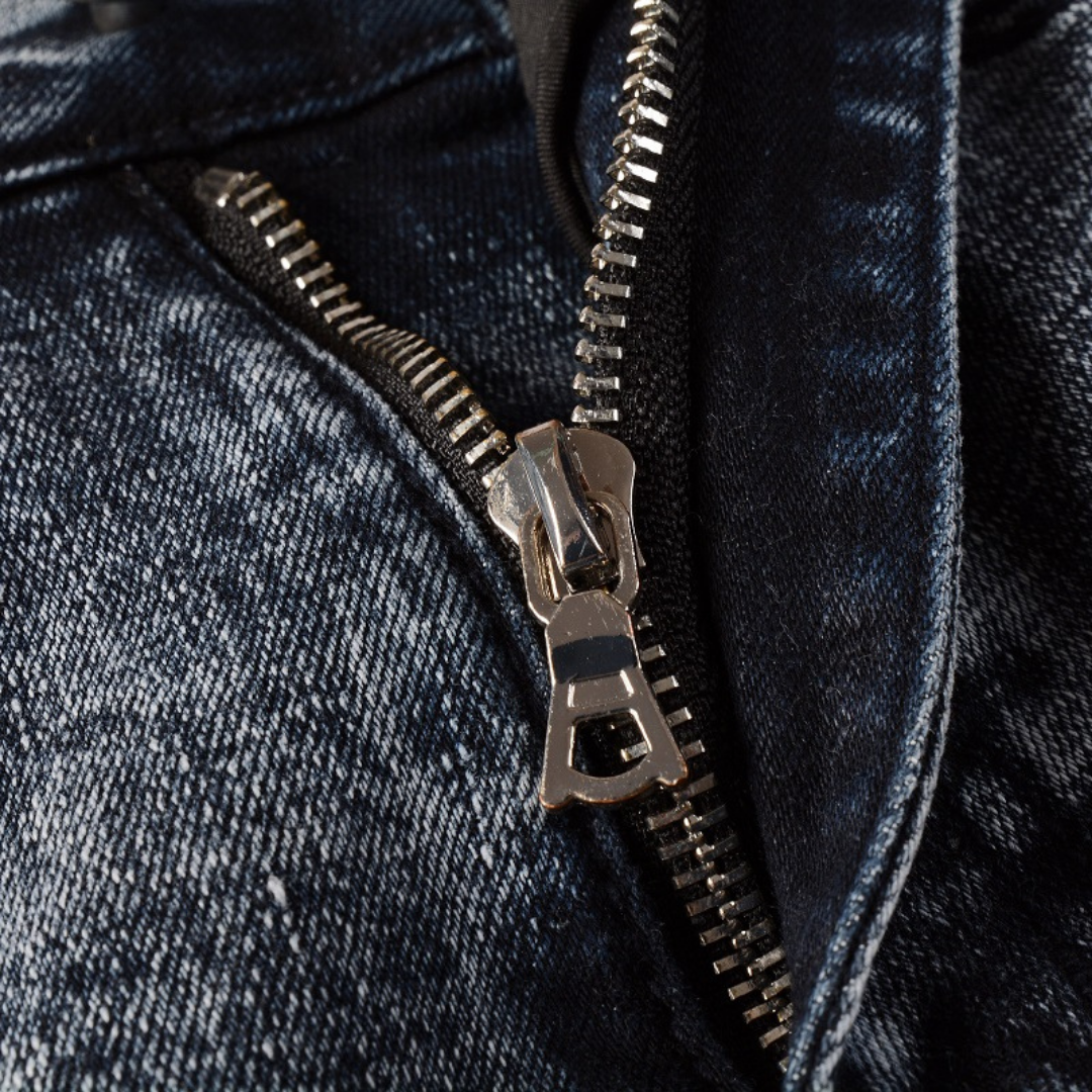 Amiri Luxus Herren Slim Fit Jeans mit auffälligen blauen Patches