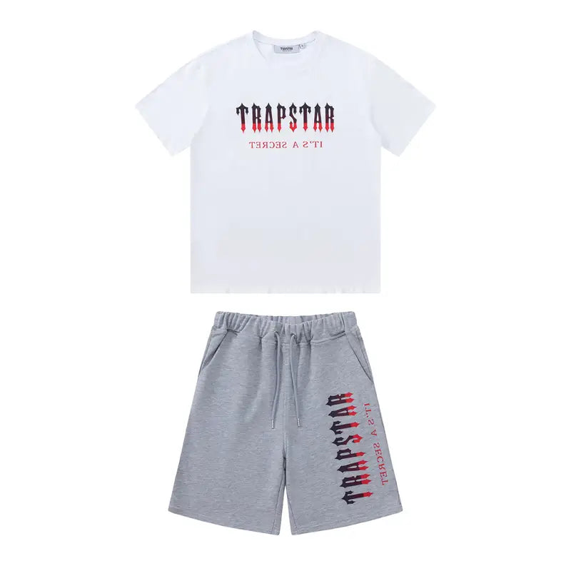 Trapstar Decoded Kurzset Weiß-Rot: Stylisches Streetwear-Outfit für Herren