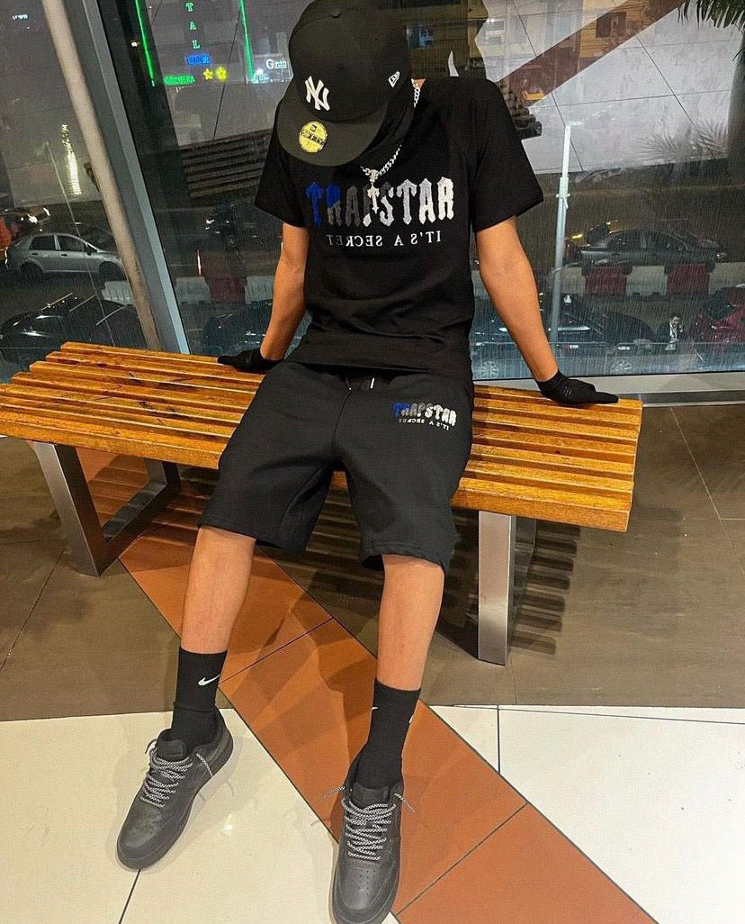 Trapstar Decoded Chenille Kurzset Herren Blau Schwarz Sommer Streetwear Outfit