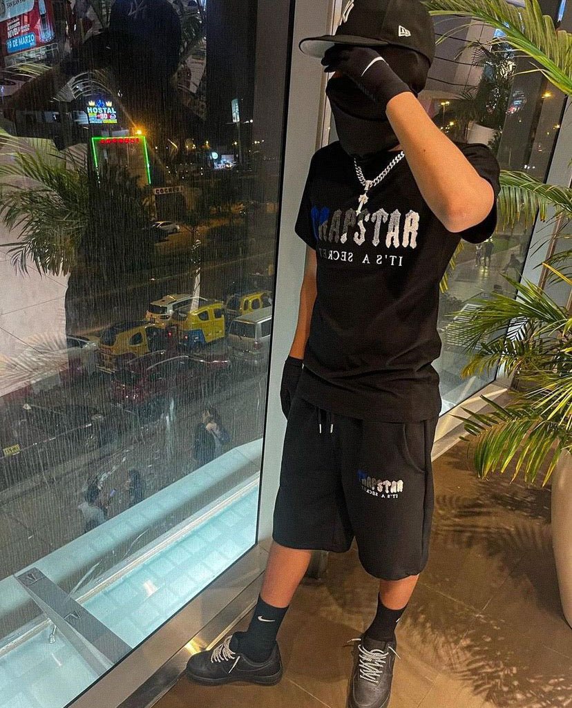 Trapstar Decoded Chenille Kurzset Herren Blau Schwarz Sommer Streetwear Outfit