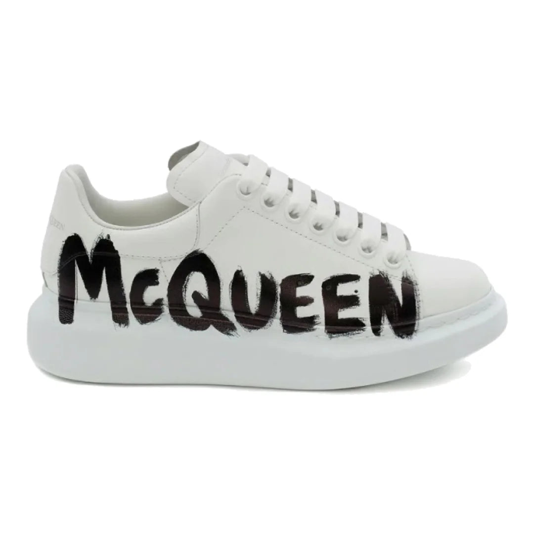 Alexander McQueen Graffiti Weiße Designer Luxus Sneaker – Urbaner Statement-Stil