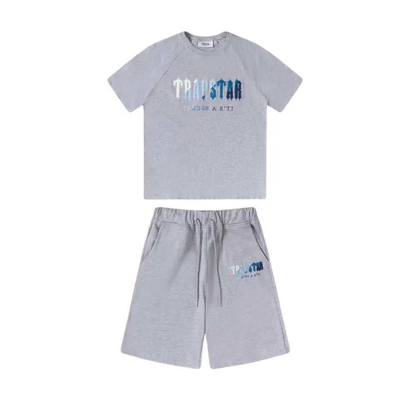 Trapstar Decoded Ice Shorts Set: Stilvolles Grau-Blau Chenille Sportswear Freizeit Set