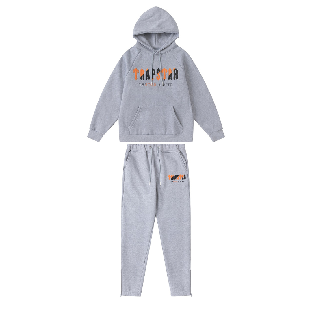 Trapstar Decoded Grau Orange Chenille Trainingsanzug – Ultimativer Streetwear Komfort Set